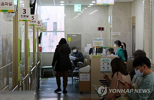 정부의 의료 정책에 반발한 전공의 이탈 의료 공백이 이어지고 있는 5일 광주 동구 전남대학교병원에서 환자들이 진료대기하고 있다.   [연합뉴스]